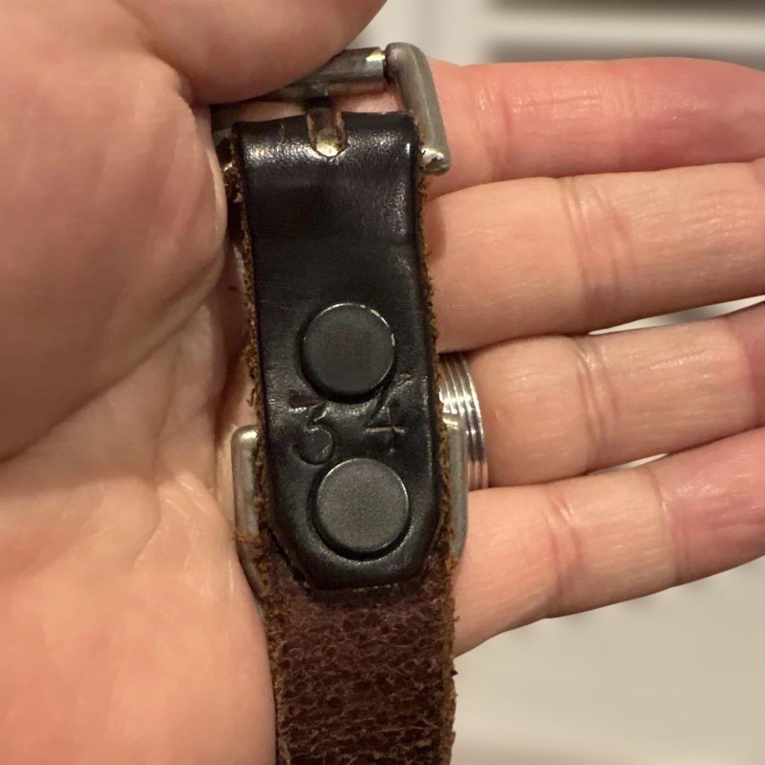 HTCスタッズ付き黒レザーベルト