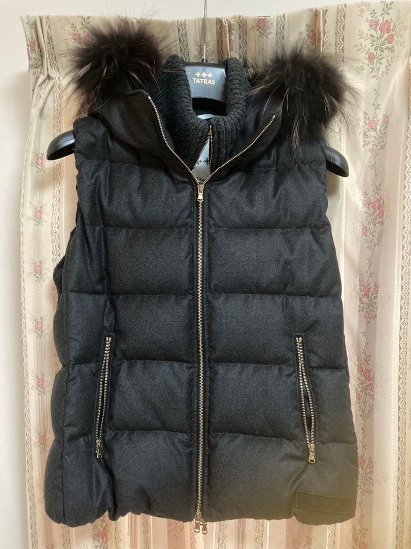 ス*ー様 美品【タトラスTATRAS ダウンベスト ファーフード付き 】ダークグ