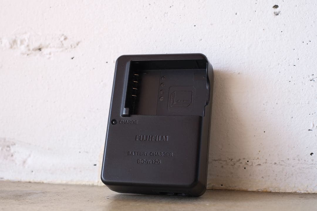 FUJIFILM X-T10 ミラーレス一眼 本体のみ　充電器追加しました