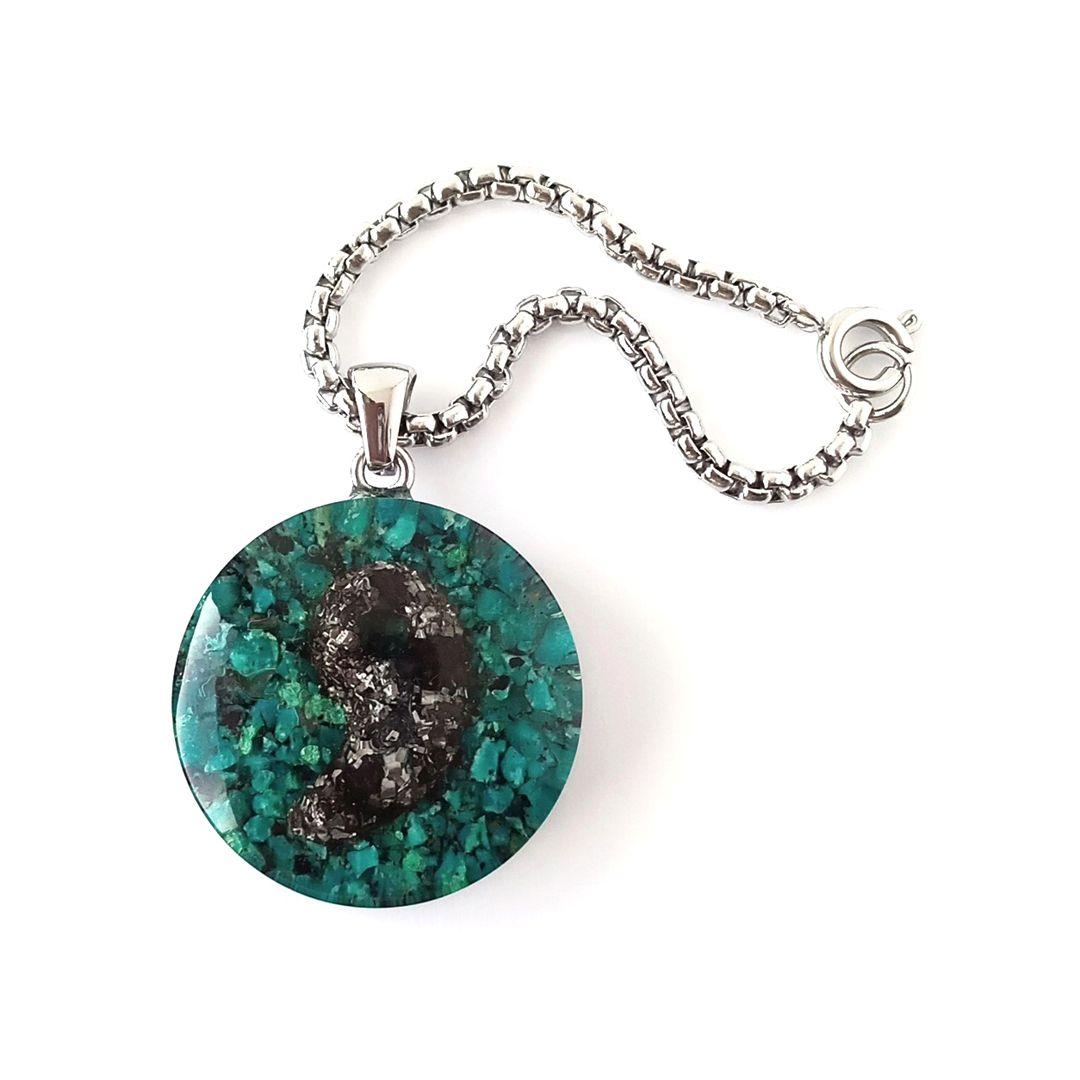 オルゴナイト｜強力パワー！！鉄質隕石×エリートシュンガイトの勾玉×クリソコラ