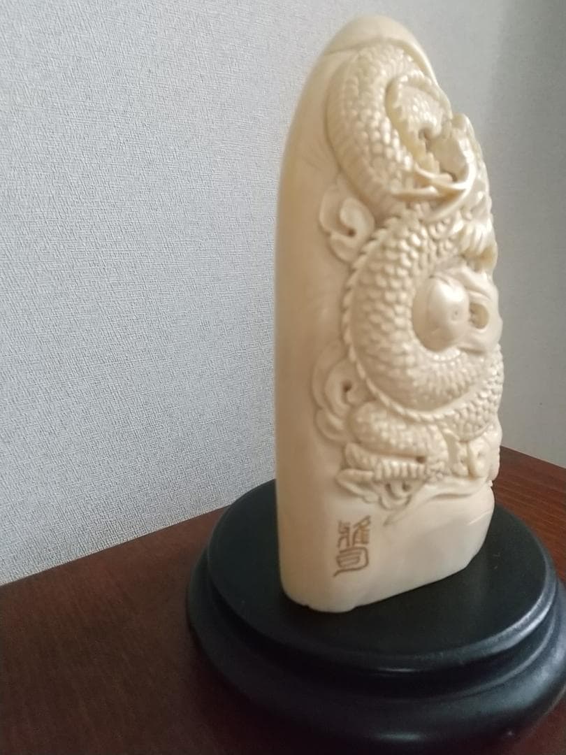 抹香鯨の歯の置物（龍彫刻） 黒台座付き