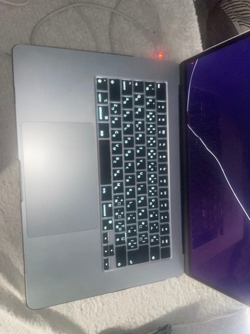 MacBook Pro スペースグレー ひび割れあり