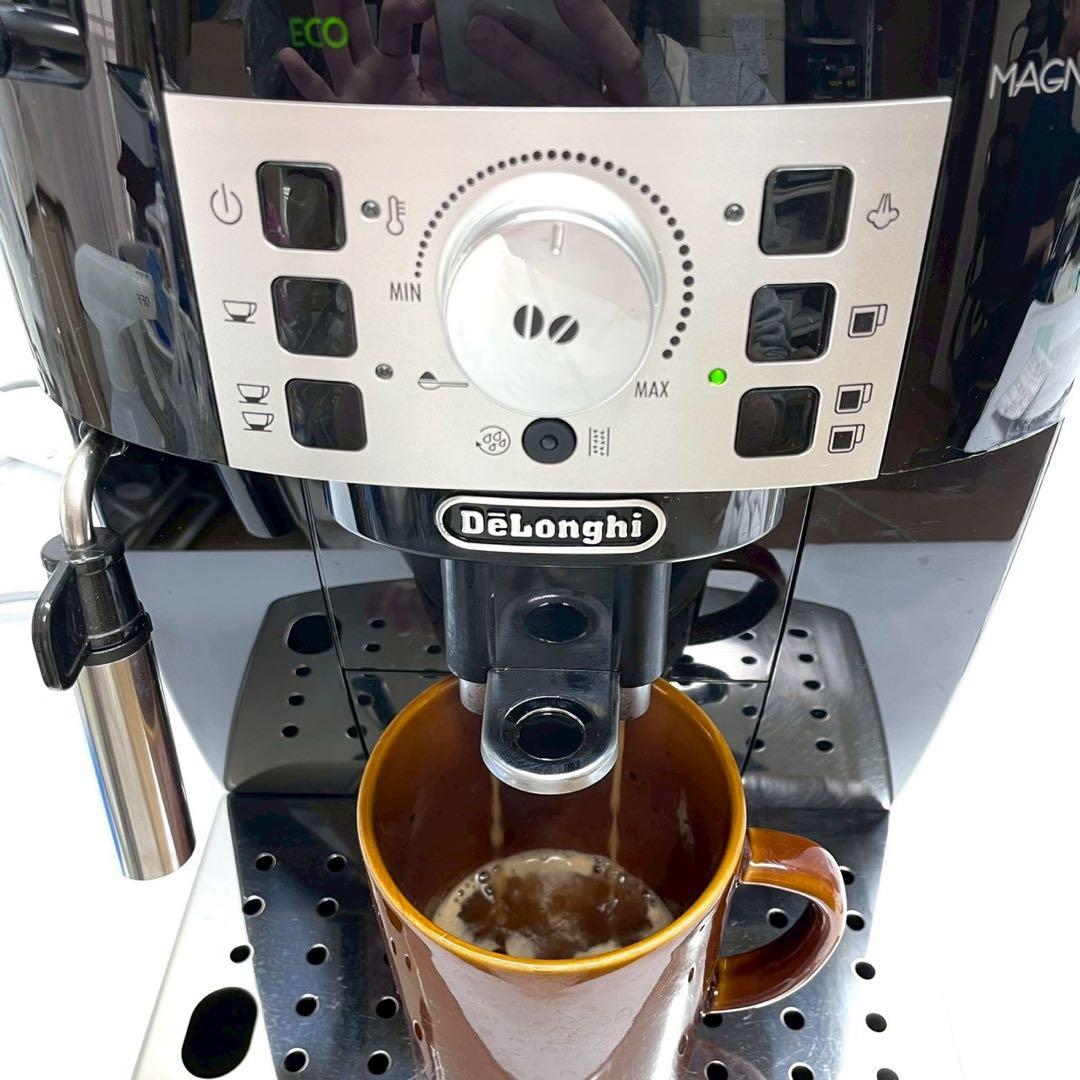 美品　動作保証付　デロンギ　マグニフィカs ECAM22112B 全自動コーヒー