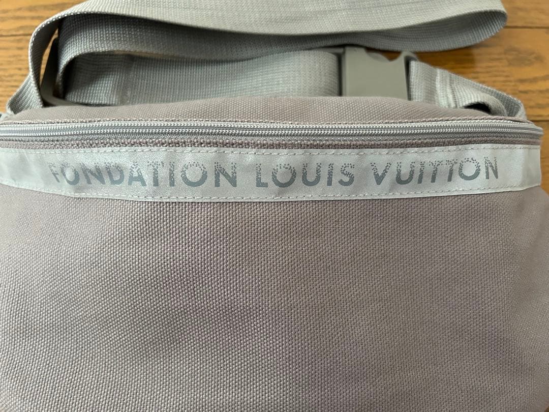 FONDATION LOUIS VUITTON 限定バムバック グレー