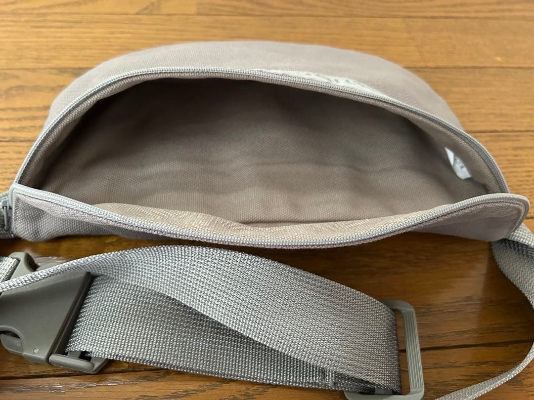 FONDATION LOUIS VUITTON 限定バムバック グレー