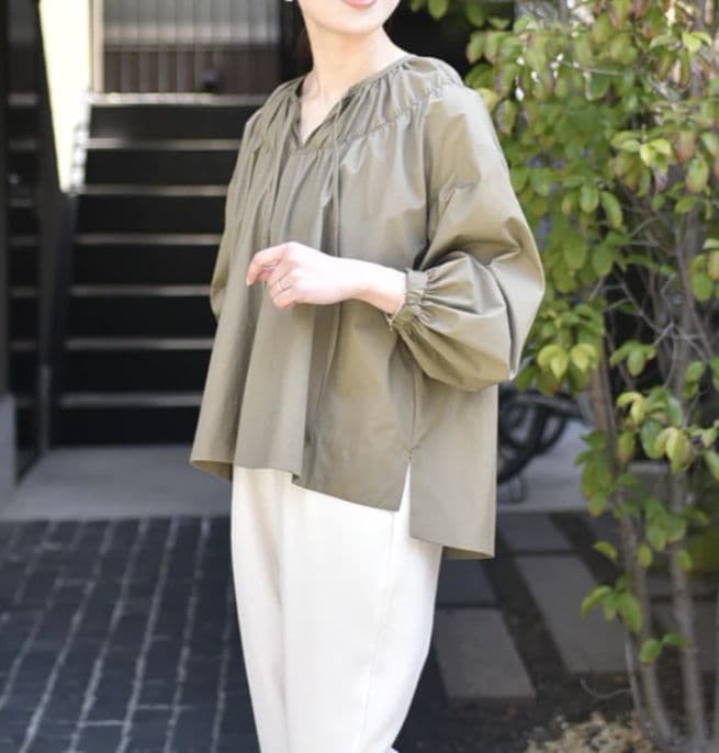 【リリ】OUR たっぷりギャザーのフレアブラウス　オリーブ