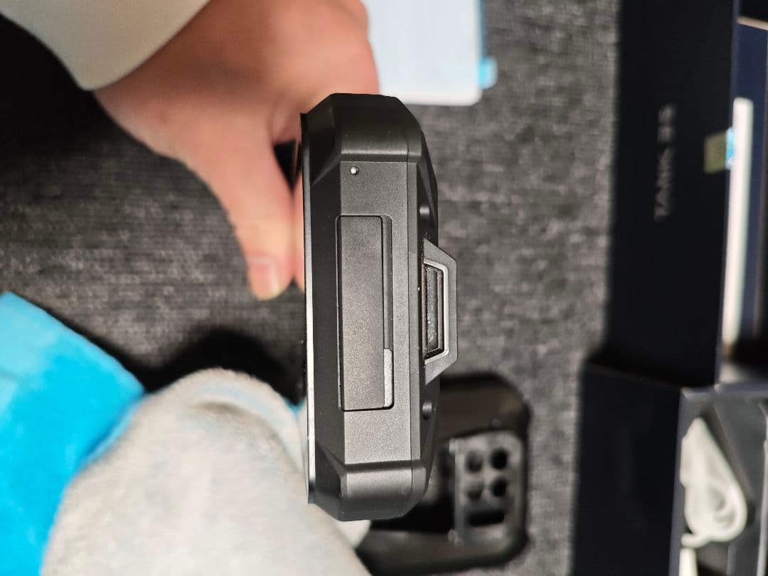 TANK3S Unihearts高性能多機能タフネス プロジェクター付きスマホ