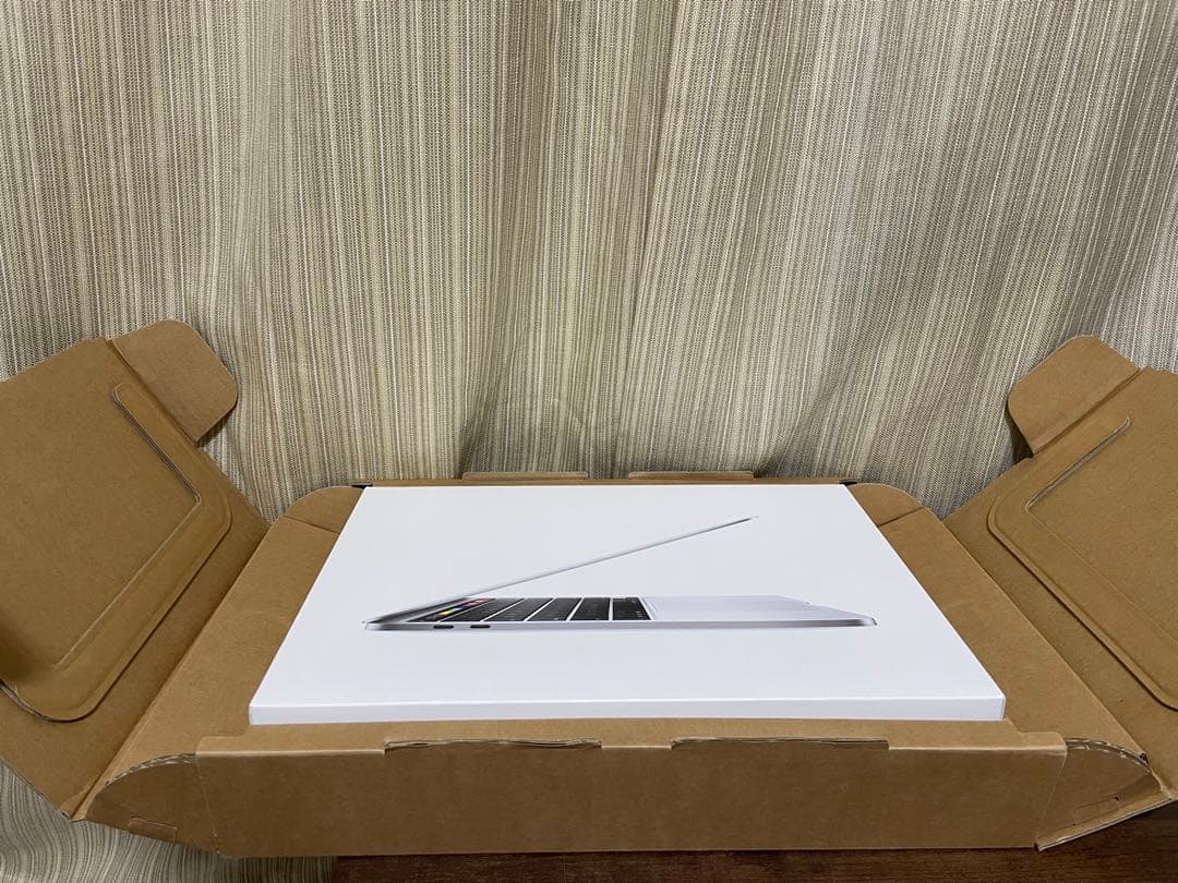 美品 MacBook Pro 2020 13インチ TouchBar 付き