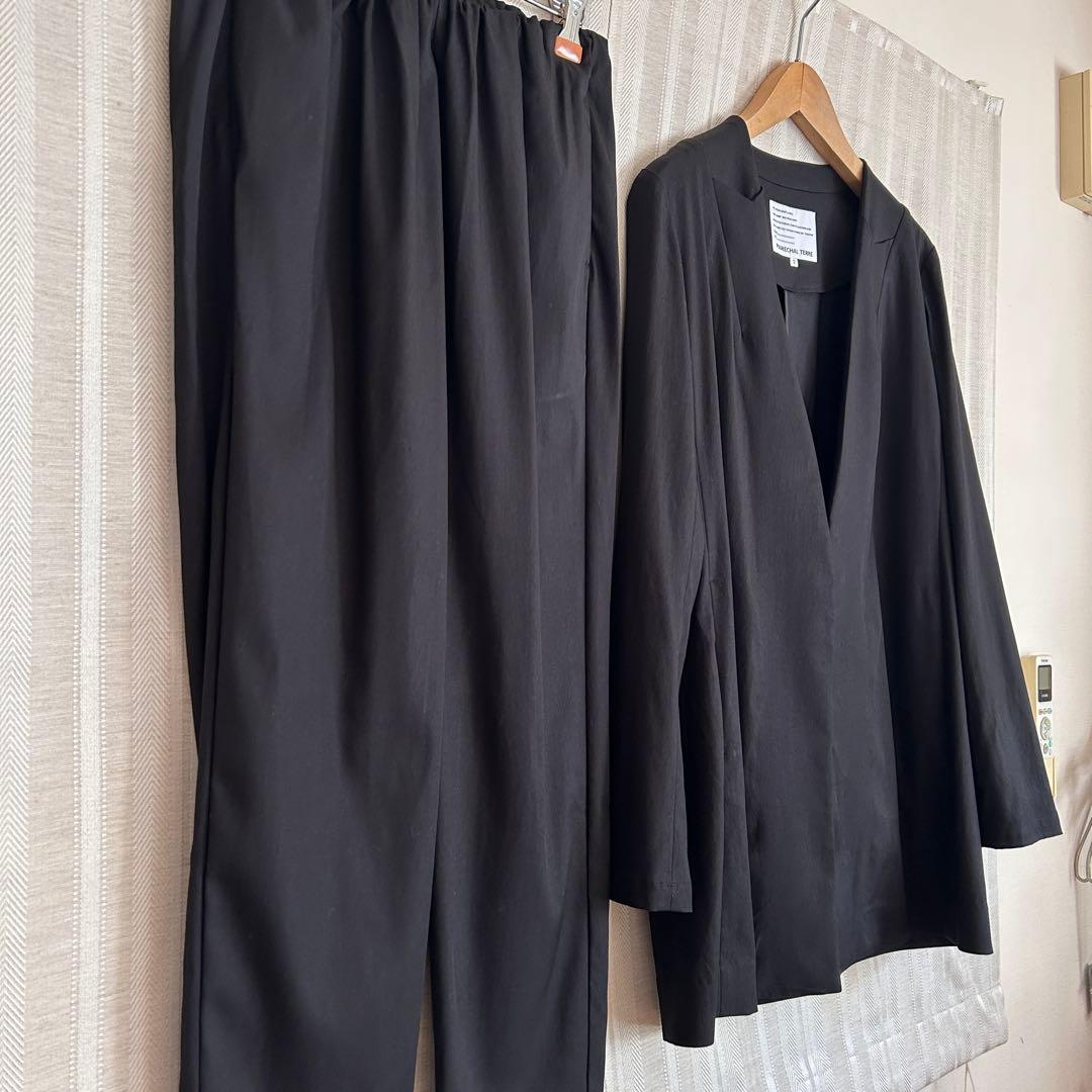 MARECHAL TERRE 黒Vネックノーカラーパンツスーツ2