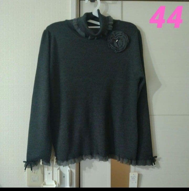 【新品】スーパービューティーコサージュ付衿袖先フリルタートルネックセーター44