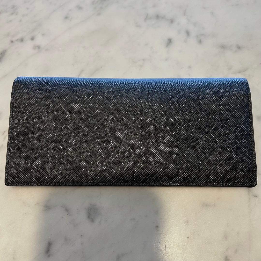 新品未使用　PRADA 　サフィアーノ　2つ折り長財布ブラック　金ロゴ