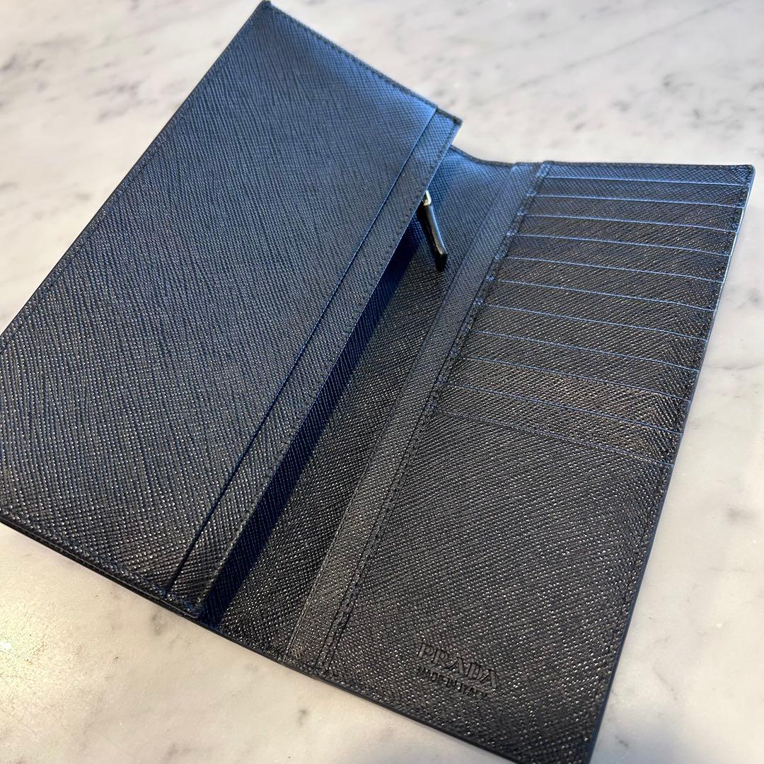 新品未使用　PRADA 　サフィアーノ　2つ折り長財布ブラック　金ロゴ