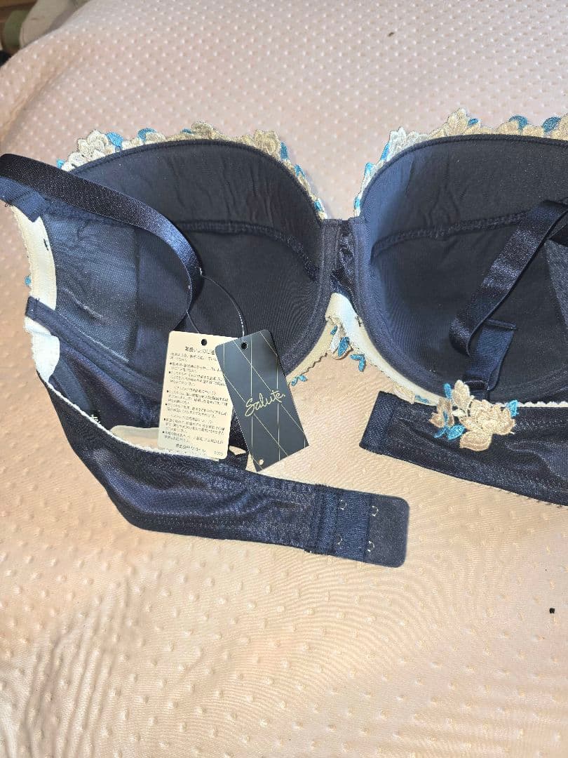 新品未使用 サルート ネイビー 刺繍 ブラジャーG85と花柄刺繍G85の2点