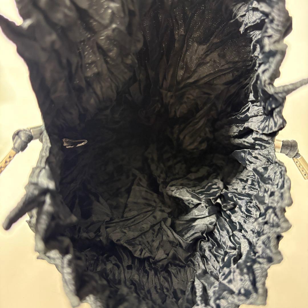 イッセイミヤケ　プリーツプリーズ　イッセイミヤケ　巾着　ポーチ　バッグブラック.