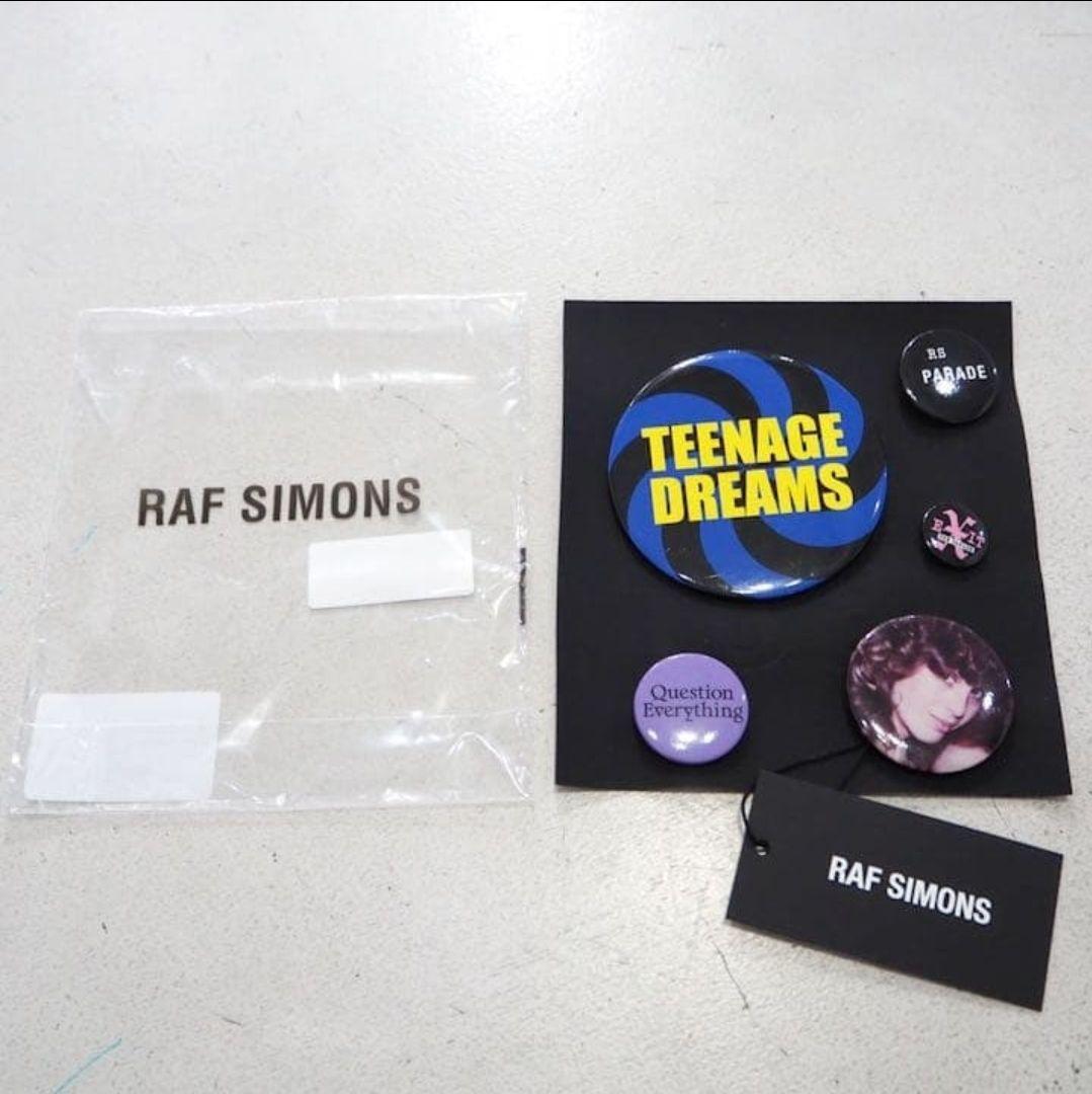 RAF SIMONS バッジセット(TREASUREJIHOOも使用缶バッチ)