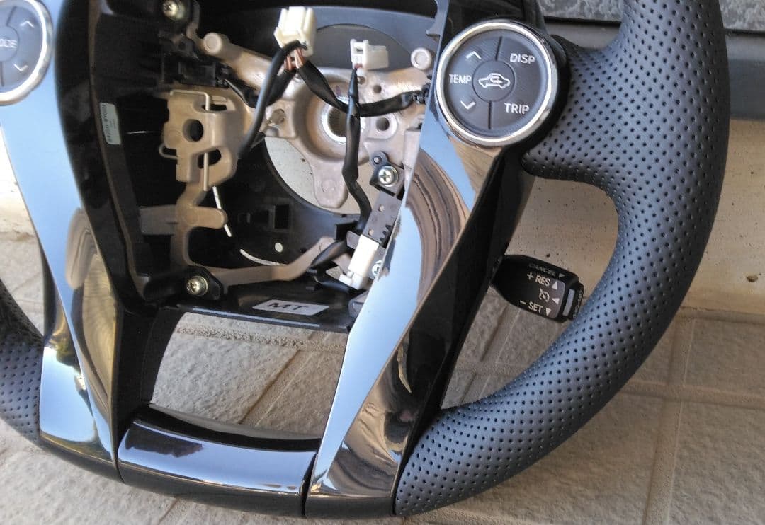 トヨタ アクア NHP10 社外ハンドル ピアノブラック パンチングレザー 美品