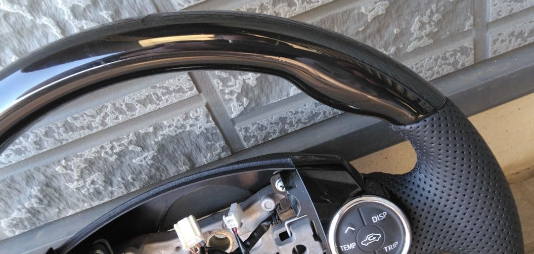 トヨタ アクア NHP10 社外ハンドル ピアノブラック パンチングレザー 美品