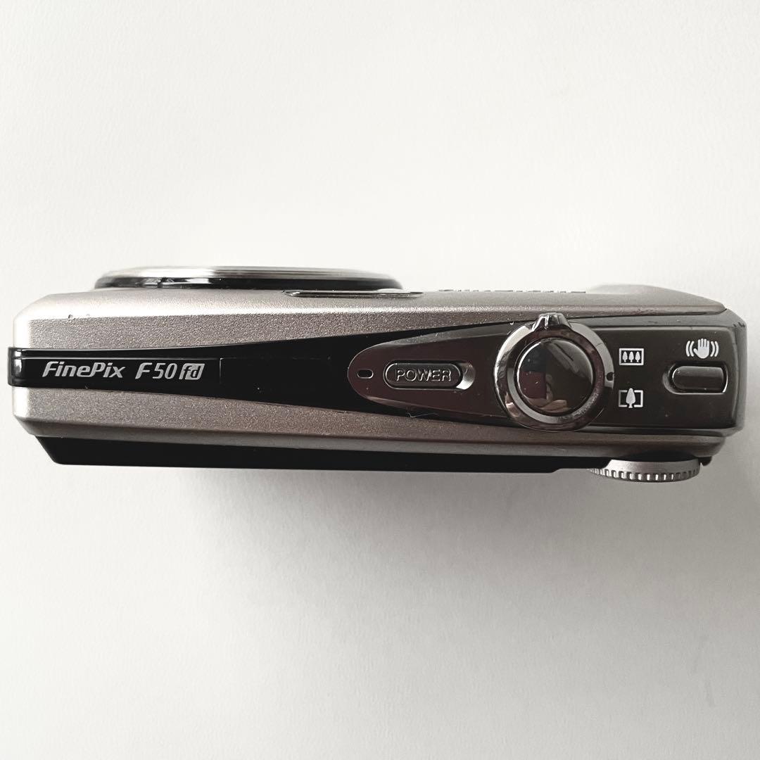 FUJIFILM FinePix F50fd 本体と付属品