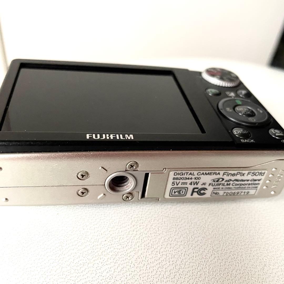 FUJIFILM FinePix F50fd 本体と付属品