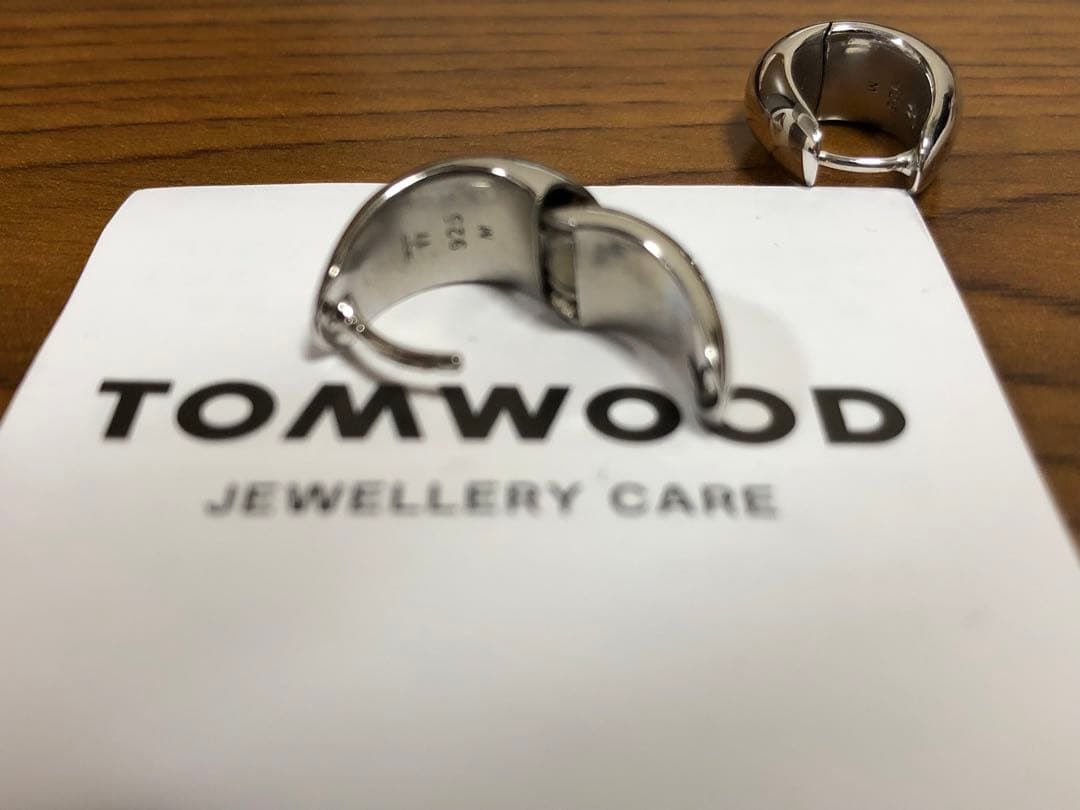 TOM WOOD Ice Hoop Small 両耳ピアス