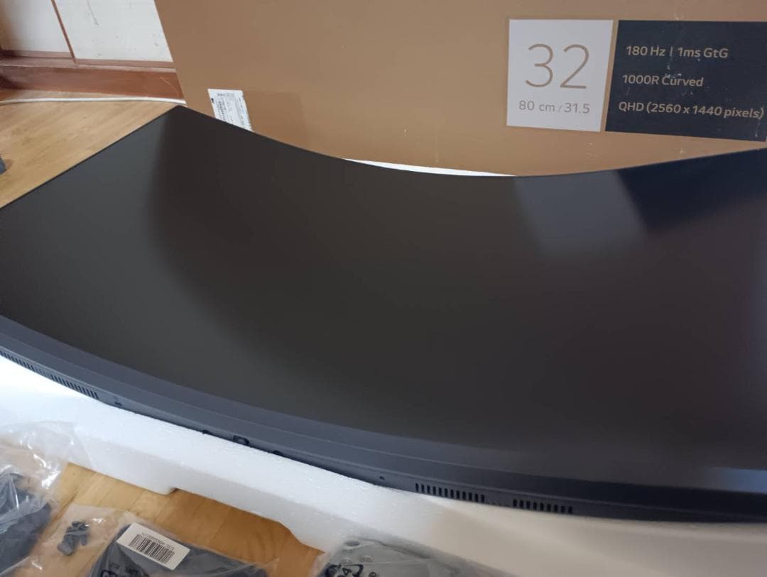 LG UltraGear 32G560QC モニター 31.5インチ