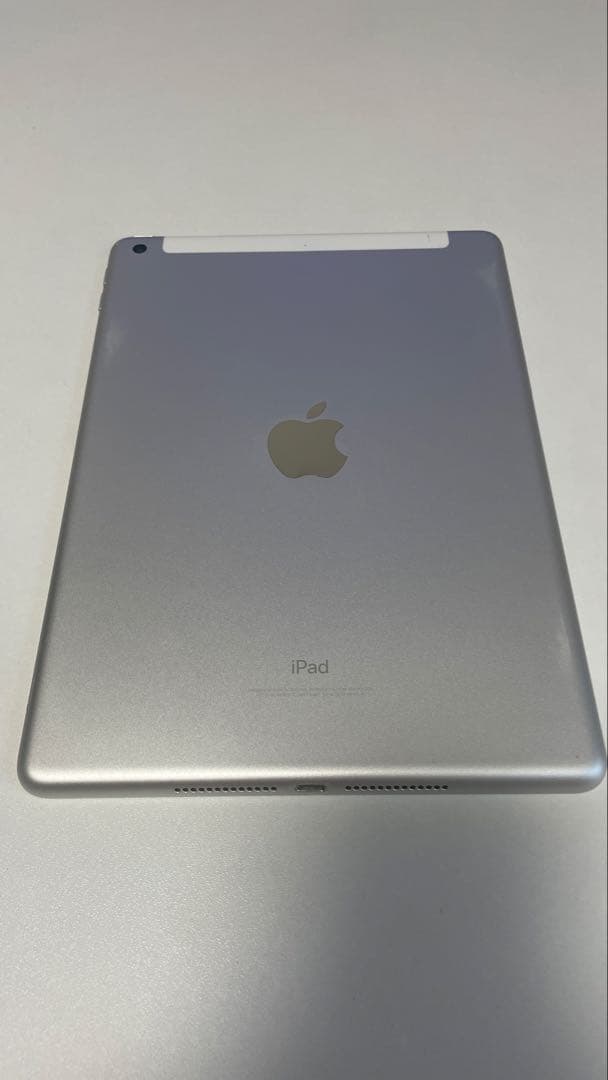 Apple iPad 第5世代 シルバー 本体　Wi-Fi + Cellular