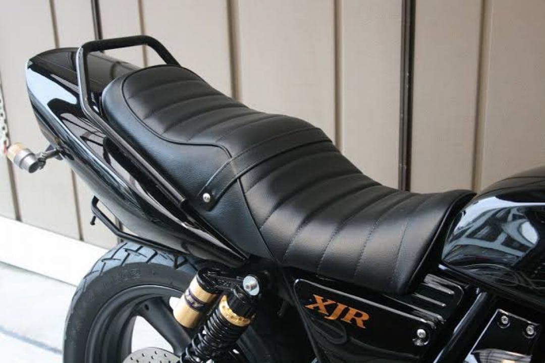 即日発送　xjr400 タックロールシート 高級革　高密度ウレタン使用