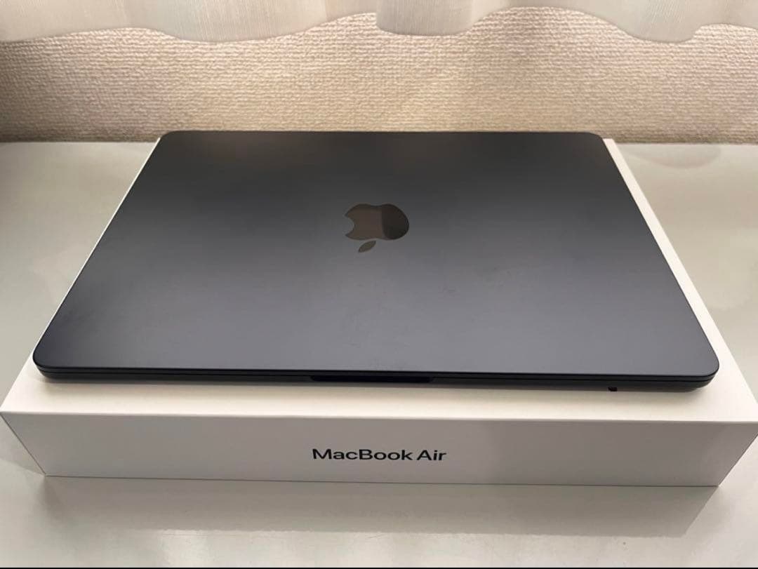 【美品】M2チップ搭載 MacBook AIR 13.6インチ　ミッドナイト