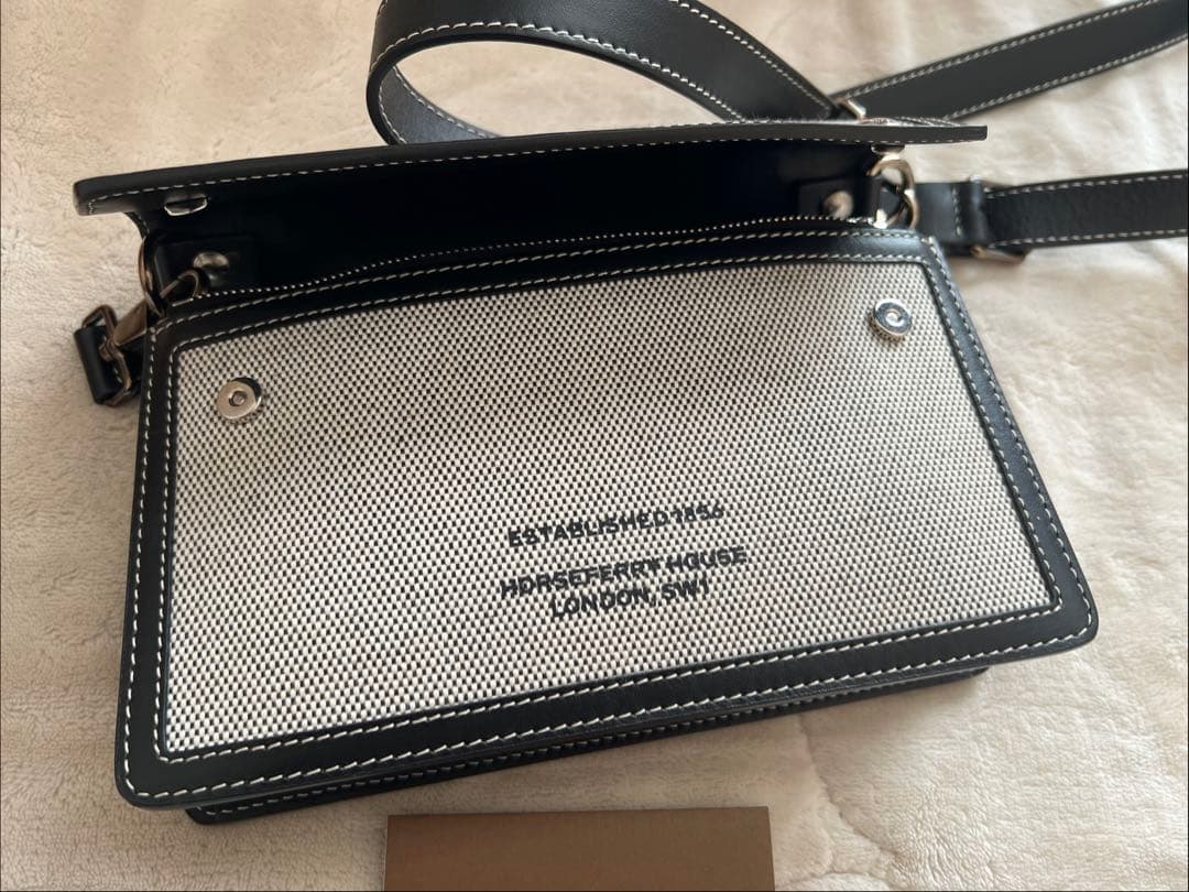 BURBERRY HORSEFERRY HOUSE ホワイトブラック