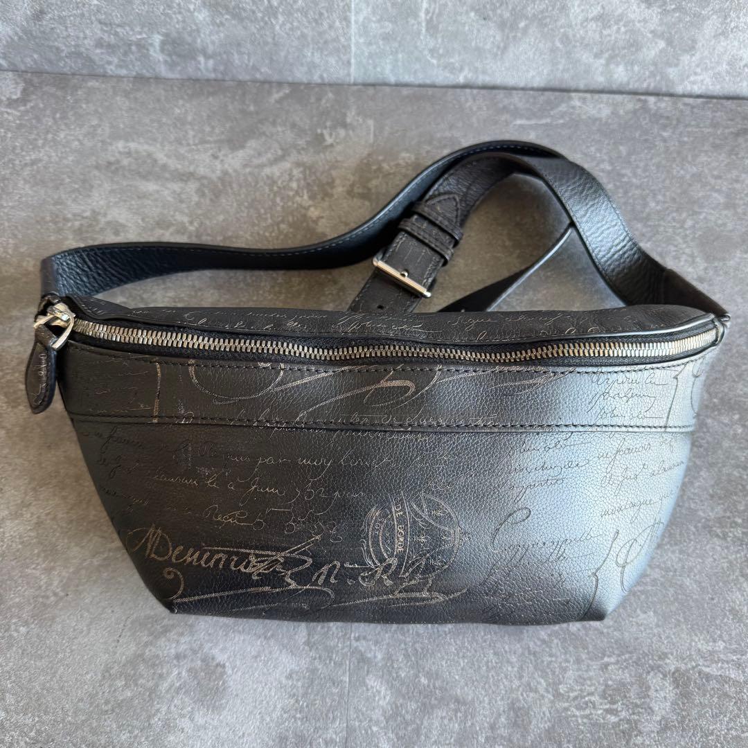 ⭐️ベルルッティ⭐️カリグラフィ コンプライス スクリット レザー ボディバッグ