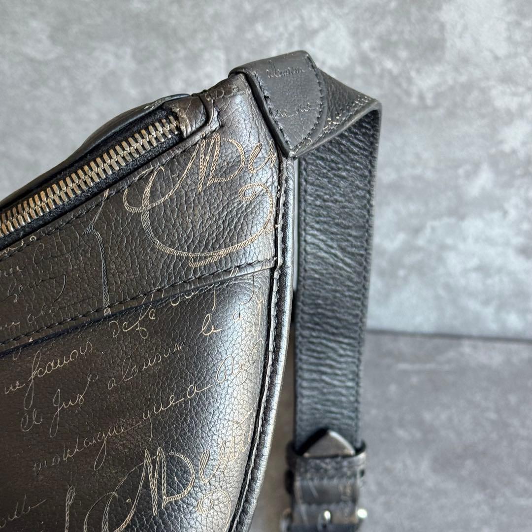 ⭐️ベルルッティ⭐️カリグラフィ コンプライス スクリット レザー ボディバッグ