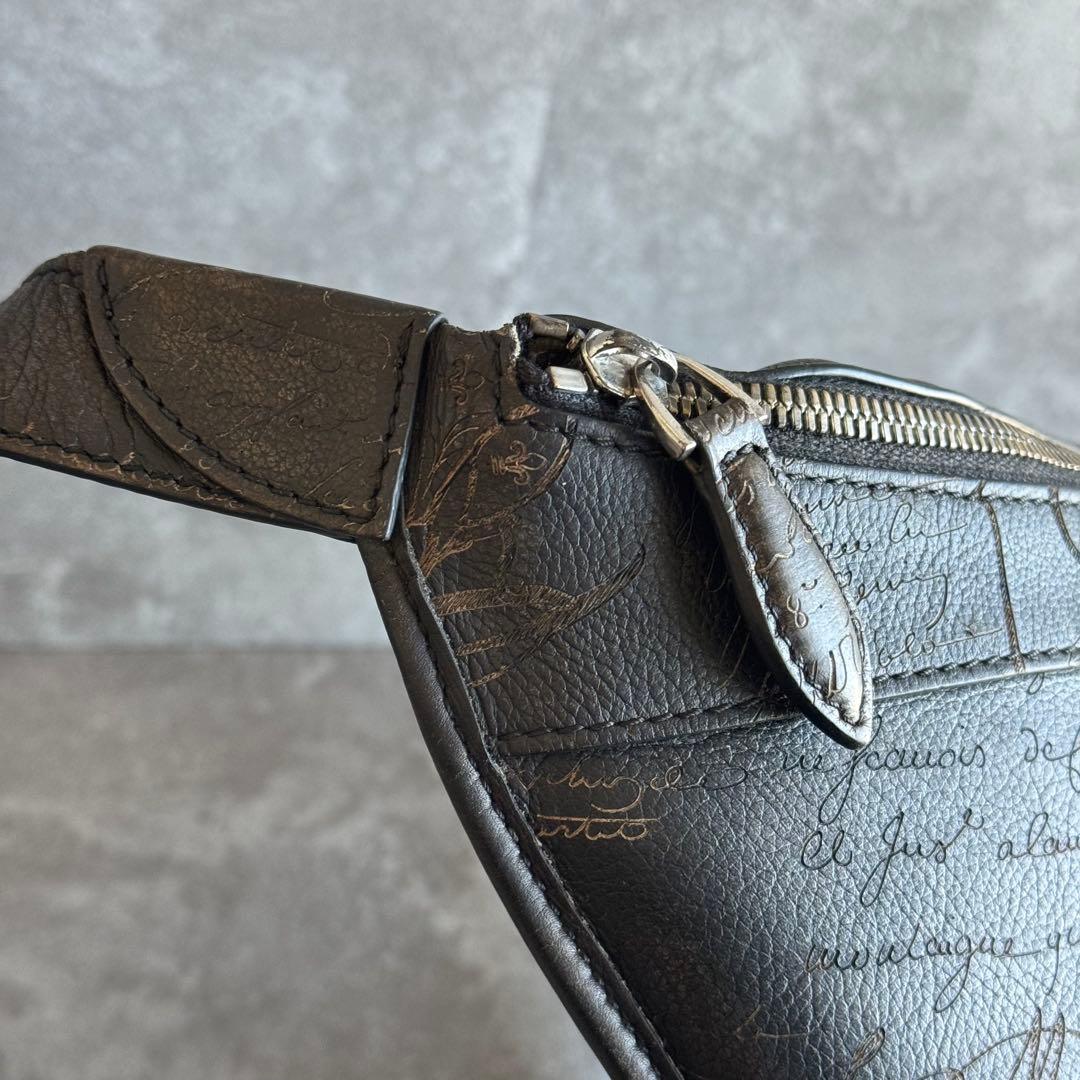 ⭐️ベルルッティ⭐️カリグラフィ コンプライス スクリット レザー ボディバッグ