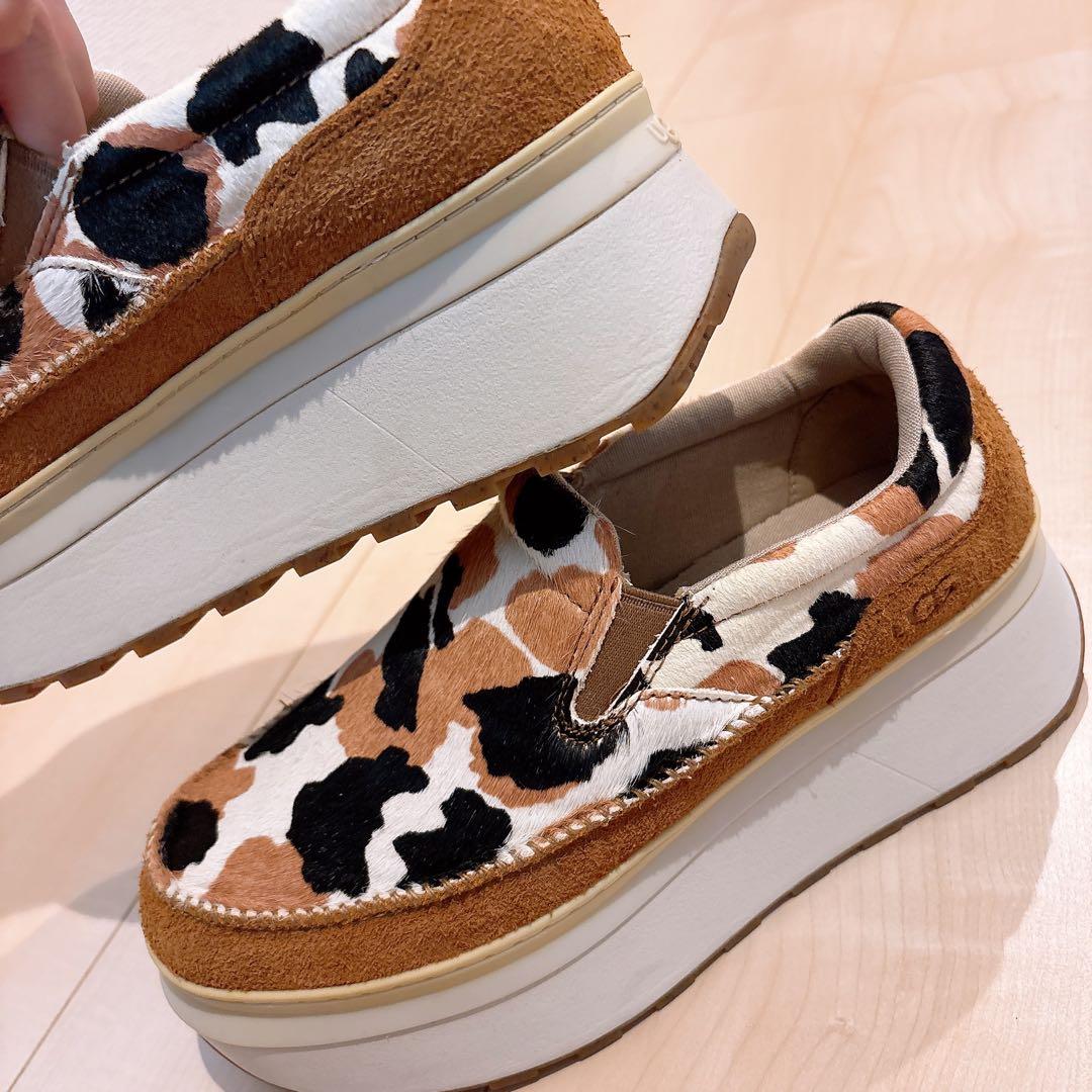 UGG カウ柄 厚底ローファー