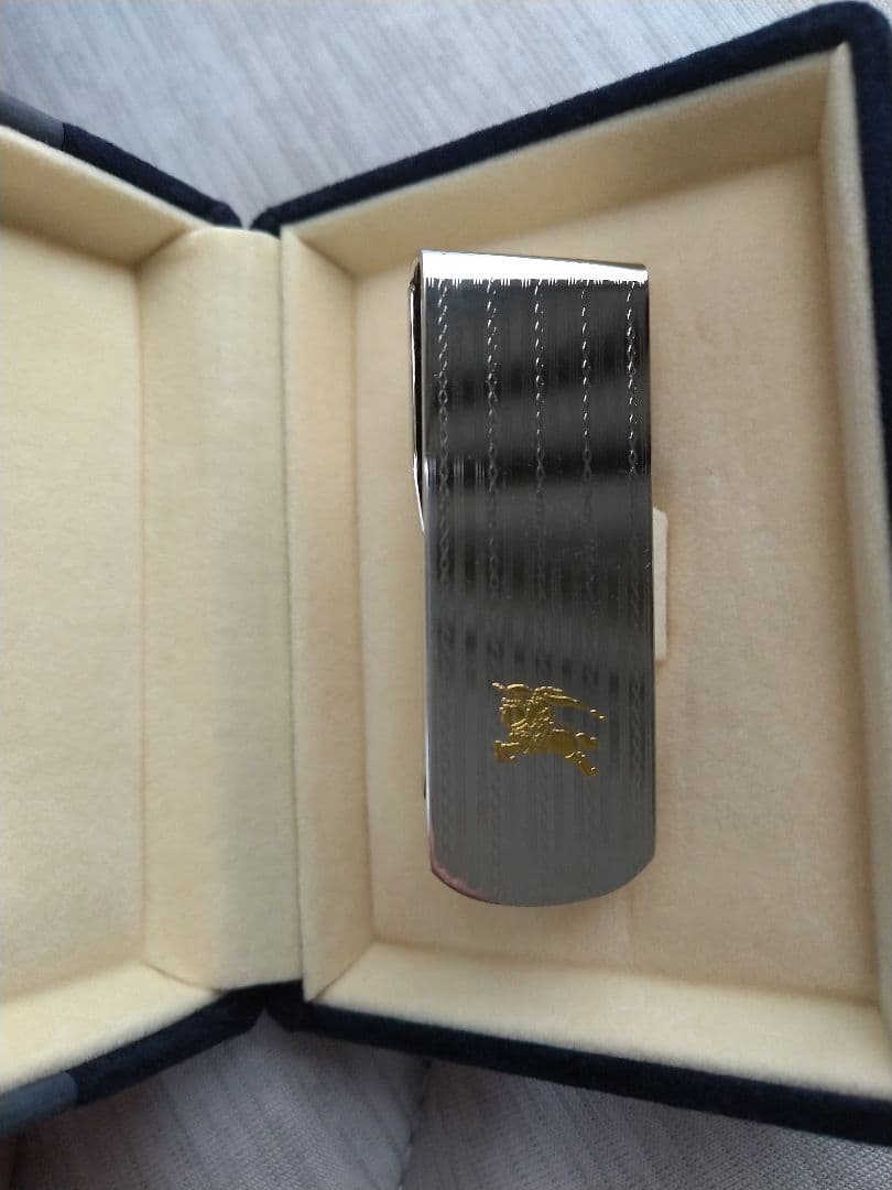 美品 BURBERRY シルバーマネークリップ