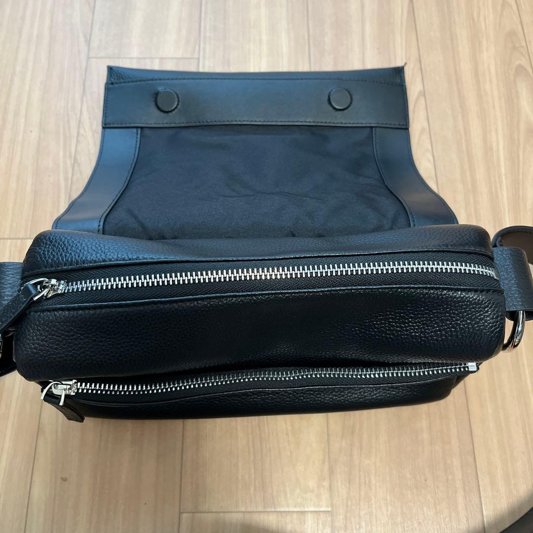 黒 レザー ボディバッグ ジッパーポケット付き
