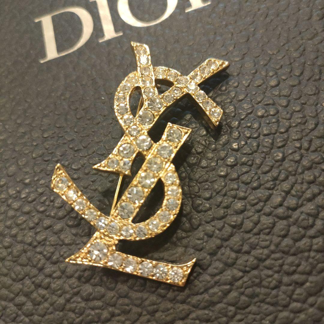 イヴサンローラン ブローチ カサンドラロゴ YSL 刻印 シルバー　付属品なし