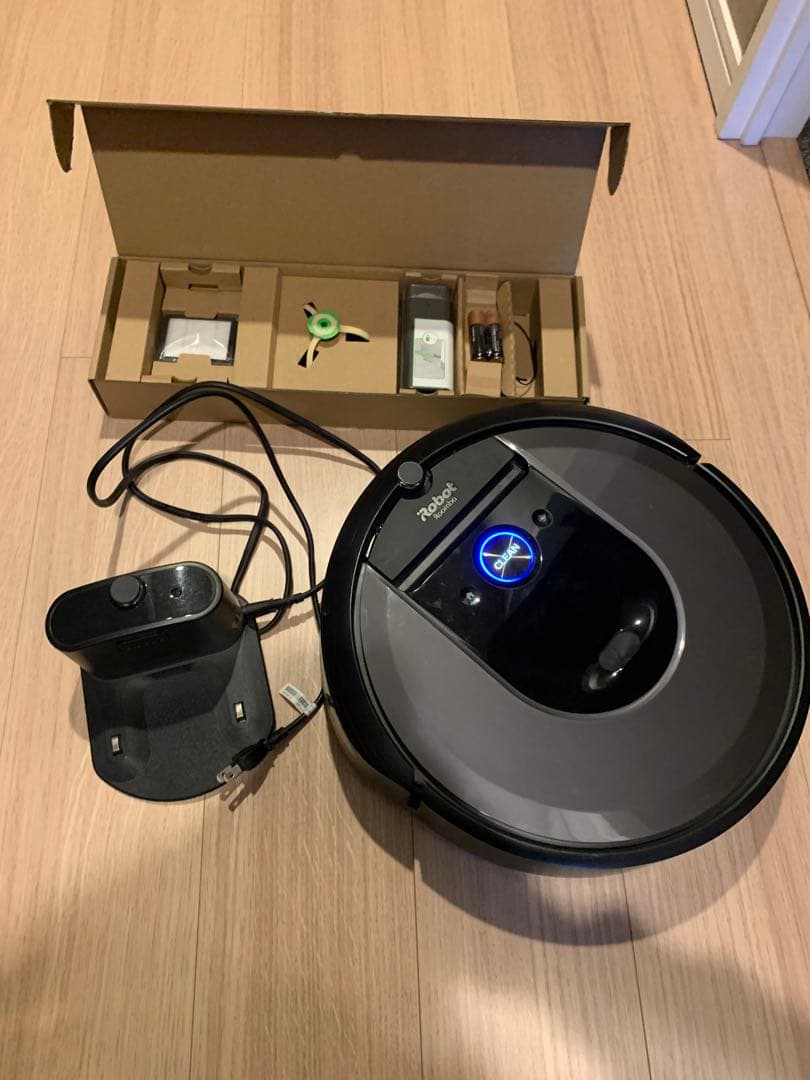 Roomba i7 ロボット掃除機本体 充電ドック、交換部品付き