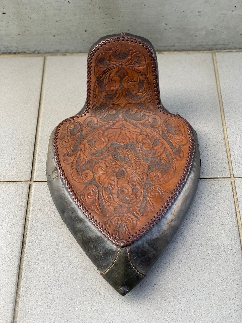 カービング ソロシート 本革 ショベル パン ナックル ハーレー