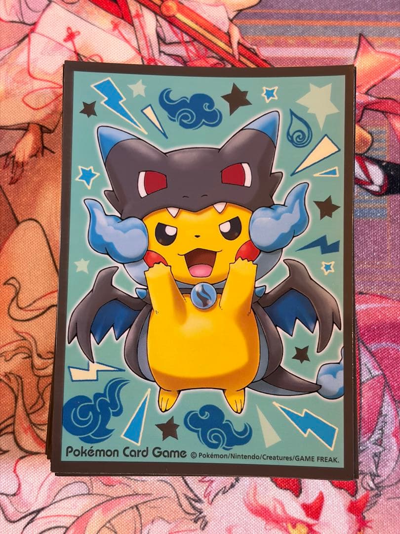 メガリザードンXのポンチョを着たピカチュウ　スリーブ