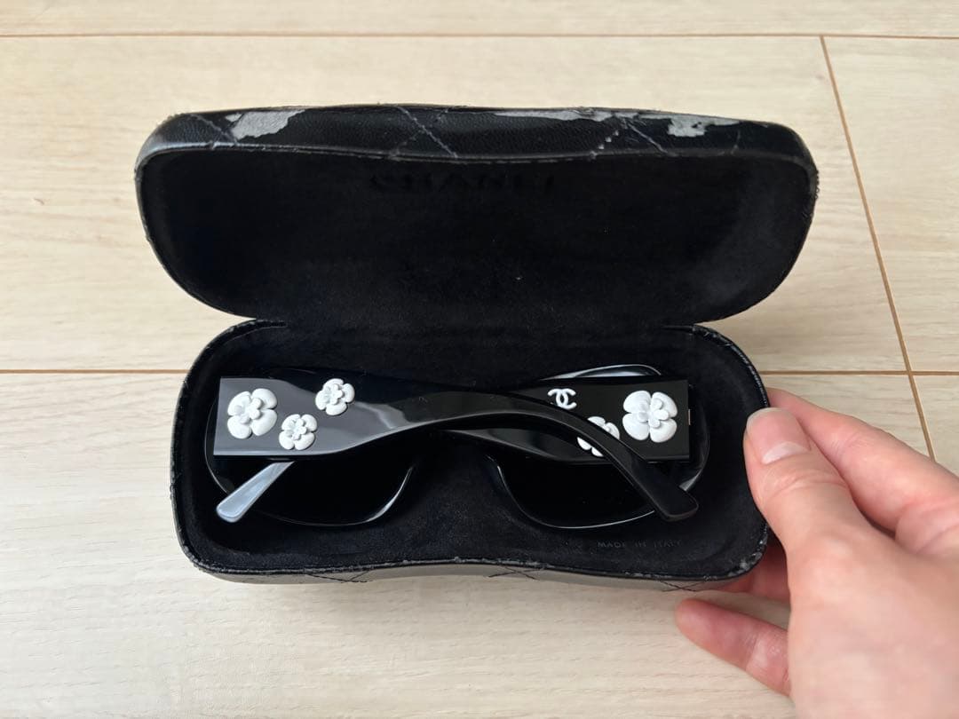 CHANEL サングラス 黒色 フラワー装飾