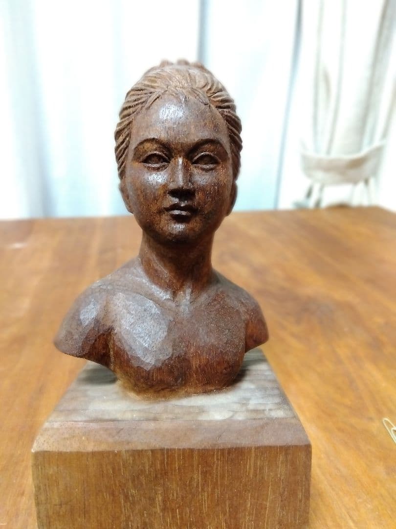 木製女性胸像彫刻