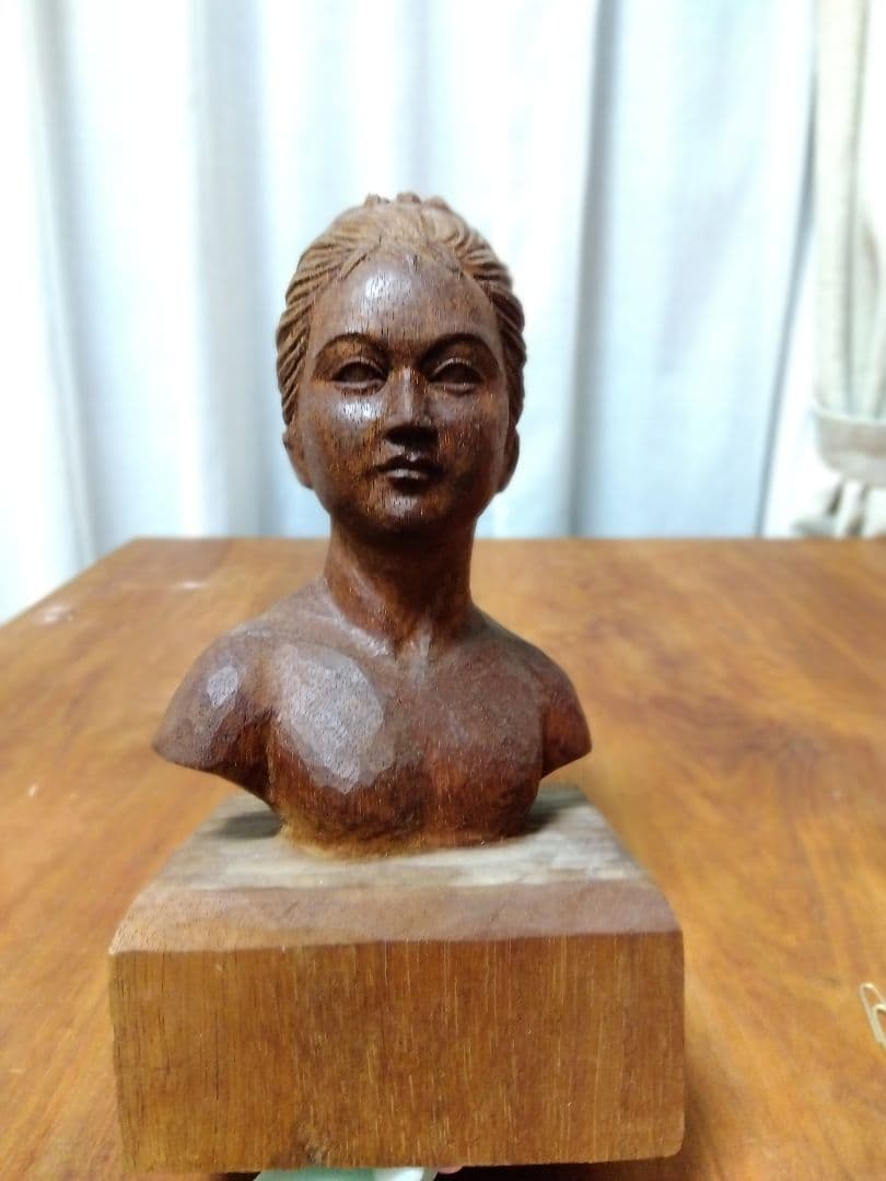 木製女性胸像彫刻