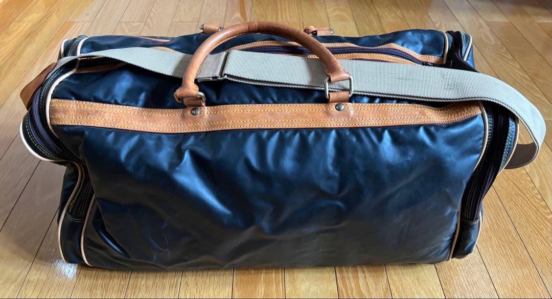 ボストンバッグ 黒と茶色の合成皮革