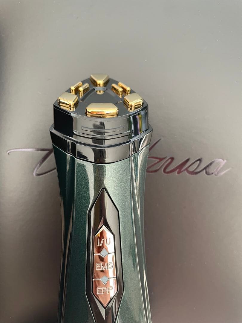 the Vzusa ザ メデューサ美顔器