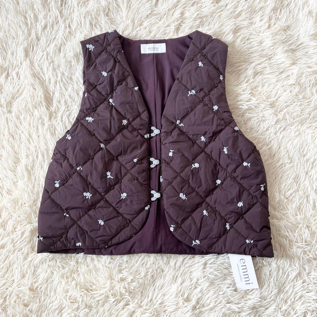 新品 emmi フラワーエンブロダイー キルティングベスト ブラウン系
