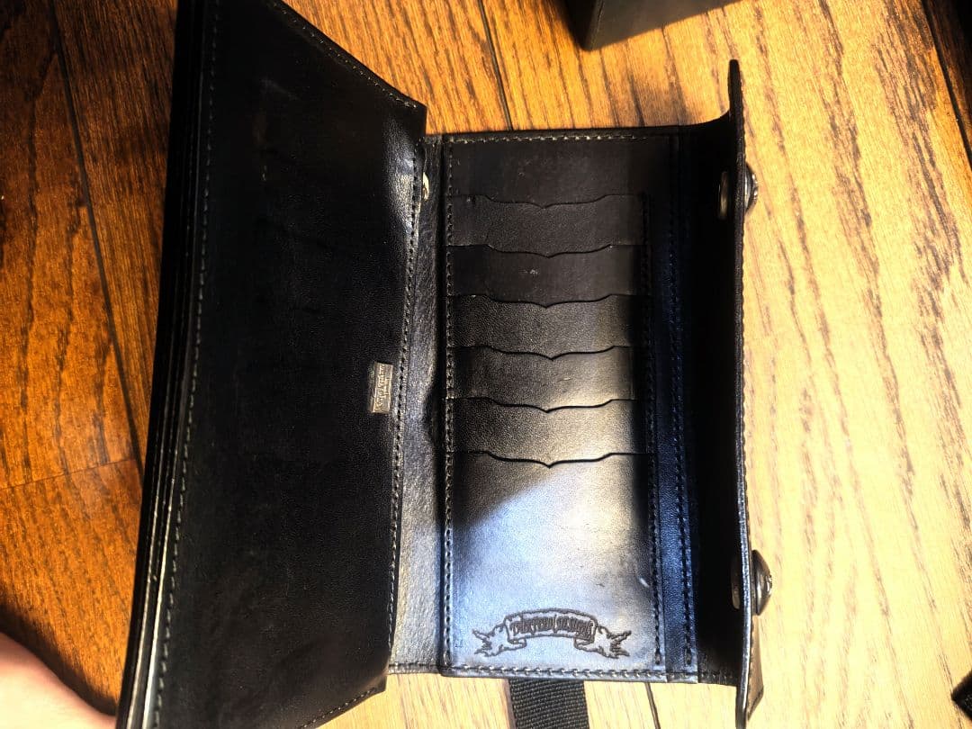 あき75300THIRTEEN DESIGNS ブラックふたつ折り財布