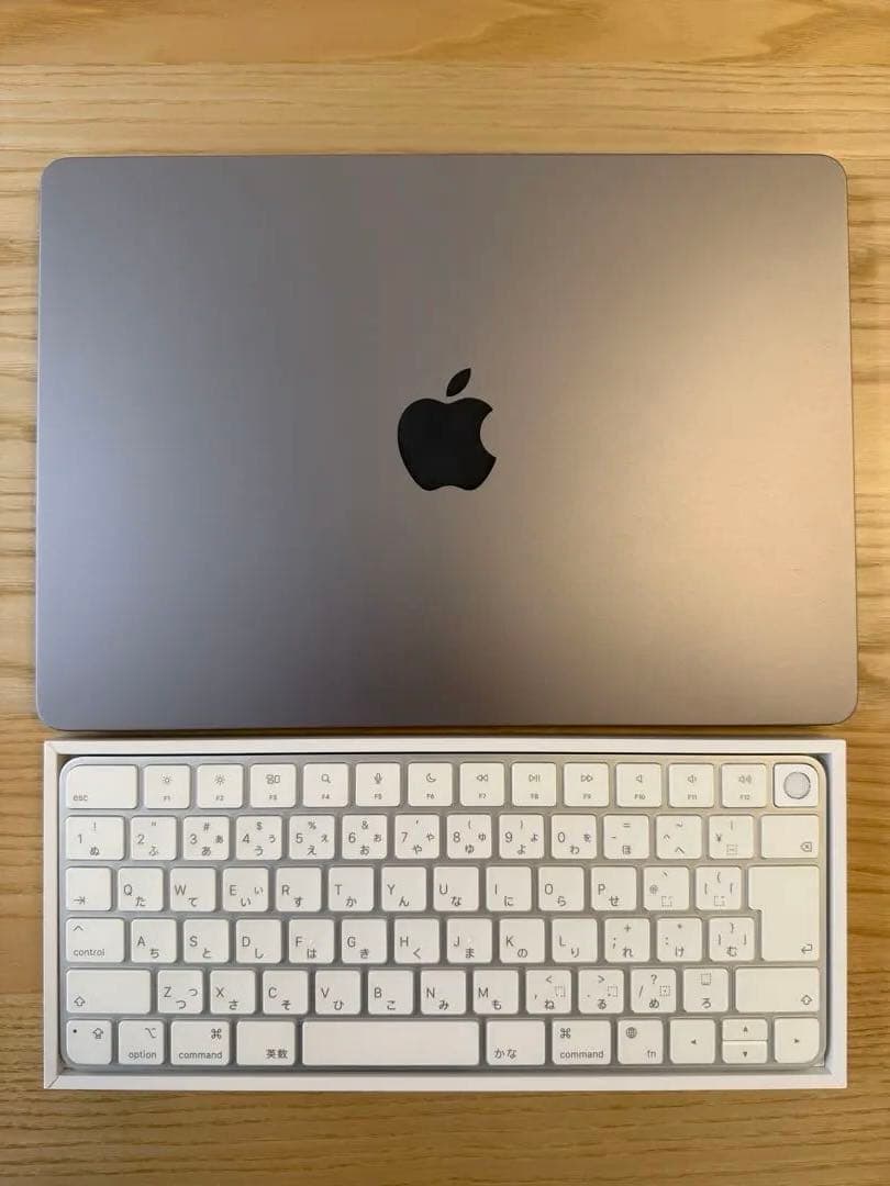 Apple MacBook 13インチ+ Magic Keyboard