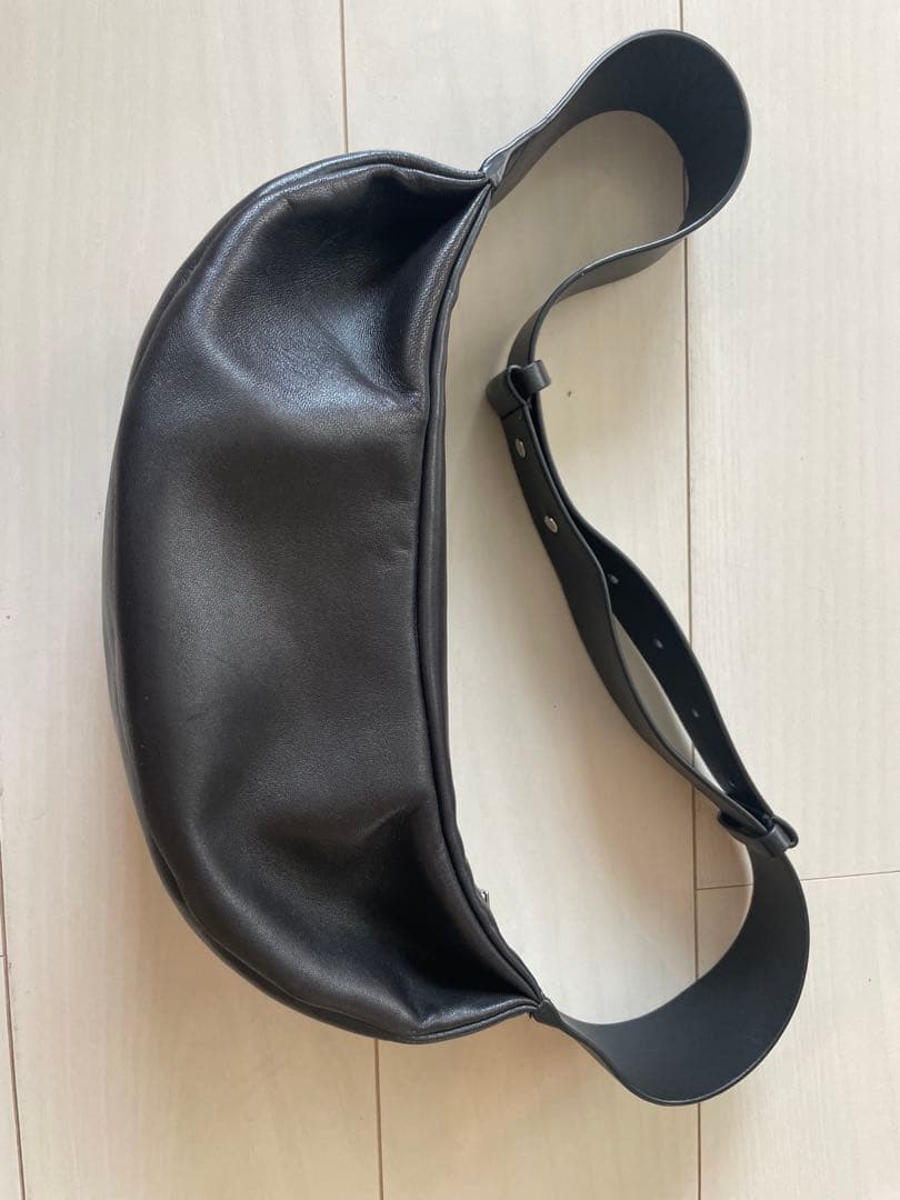 COS レザー プリーツベルトバッグ