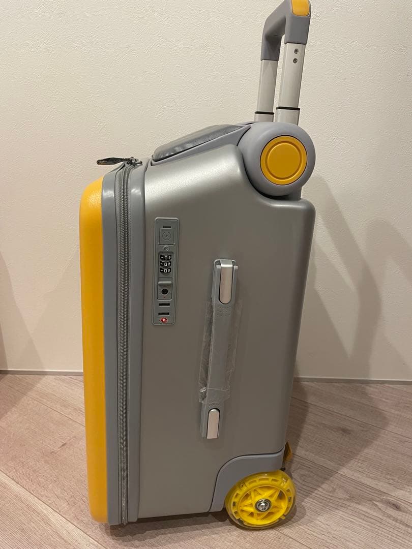 子供が乗れるキャリーケース クッションシート付き乗れるスーツケースイエロー 新品