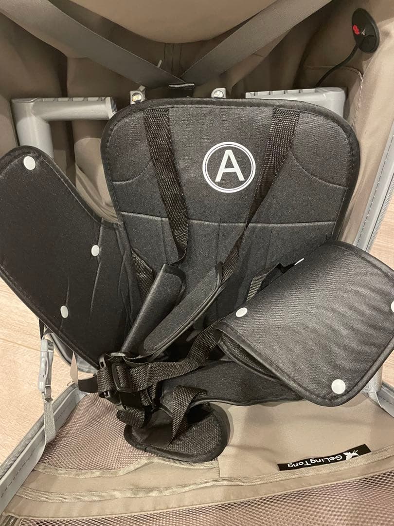 子供が乗れるキャリーケース クッションシート付き乗れるスーツケースイエロー 新品